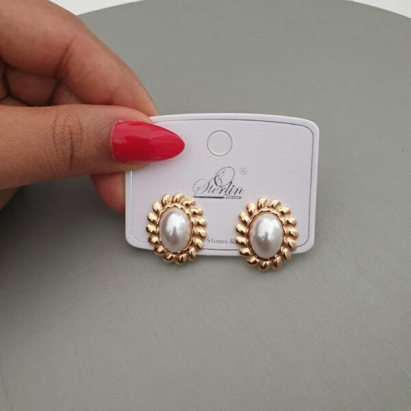 Pearl Gold Oval Stud